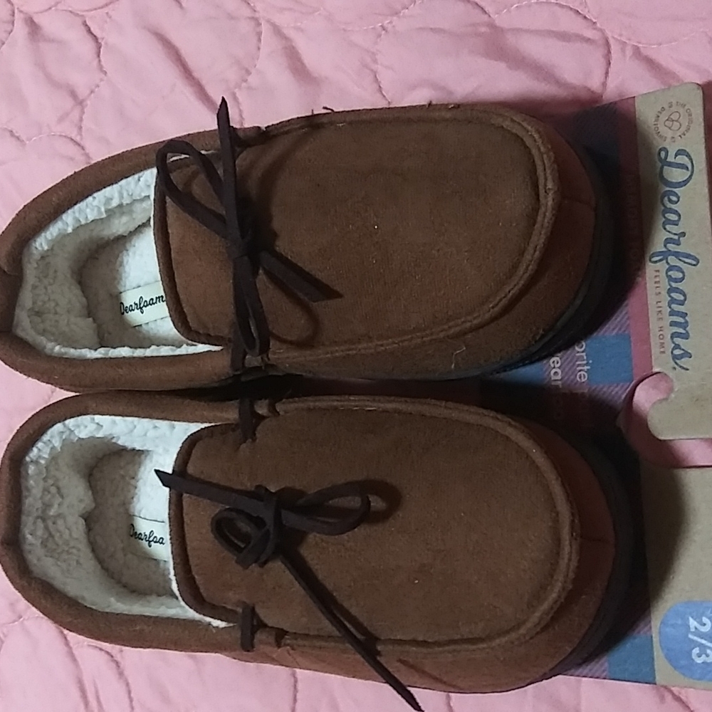 NEW Dearfoams slippers.